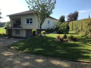 Exterior - Holiday house with large garden and wonderful view (Weinsfeld)