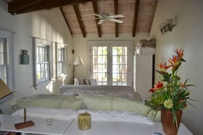 4 habitaciones, escritorio y tabla de planchar con plancha 