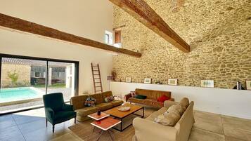 Smart TV, lareira, livros, aparelho de som
