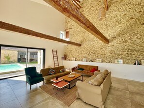Smart TV, chimenea, libros y estéreo