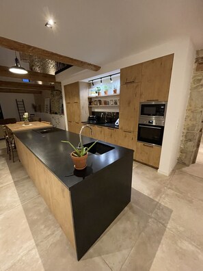 Réfrigérateur, four à micro-ondes, un four, surface de cuisson