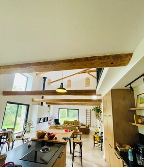 Téléviseur connecté, foyer, livres, chaßne audio