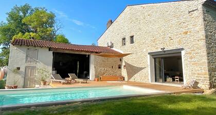 Magnificent 18th century farmhouse, perfectly quiet, in the middle of fields.