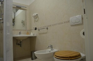 Ducha, artículos de higiene personal gratuitos, secador de pelo y bidé