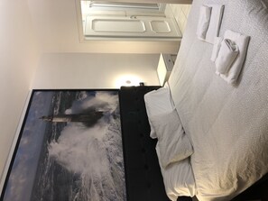 Kamar Double atau Twin | Seprai premium, selimut bulu angsa, busa memori, dan meja kerja