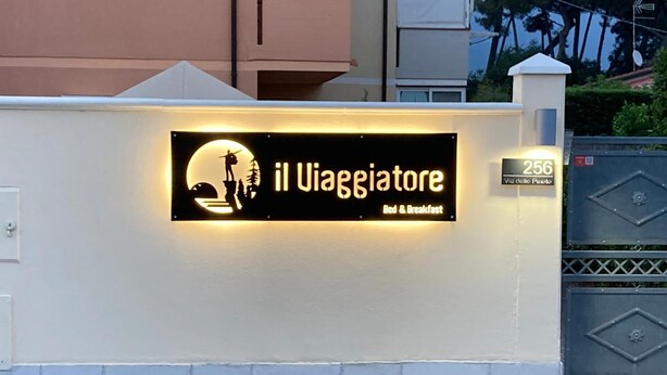 A sign for "il Viaggiatore" indicating a bed and breakfast with a view of the sunset. - B&B Il Viaggiatore (Massa)