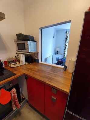 Réfrigérateur, micro-ondes, four, plaque de cuisson