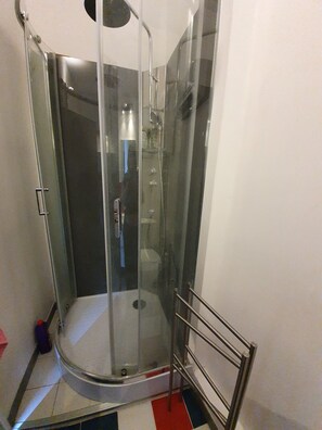 Een douche, een haardroger, zeep, toiletpapier