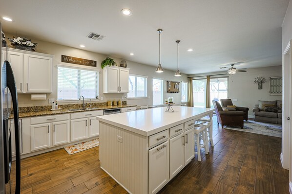 Jääkaappi, mikroaaltouuni, uuni, liesi