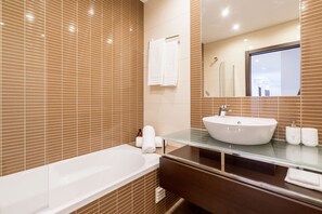 Ducha y bañera combinadas, secador de pelo, bidé y toallas