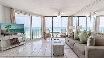 Een televisie en boeken