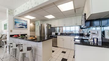 Een koelkast, een magnetron, een oven, een kookplaat