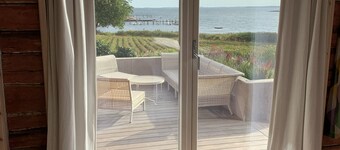 Huippumoderni tilava arkkitehtoninen huvila meren ja rannan vieressä.