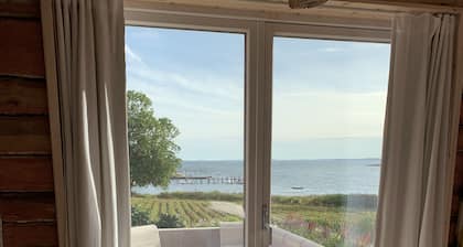 Huippumoderni tilava arkkitehtoninen huvila meren ja rannan vieressä.