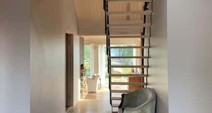 Huippumoderni tilava arkkitehtoninen huvila meren ja rannan vieressä.