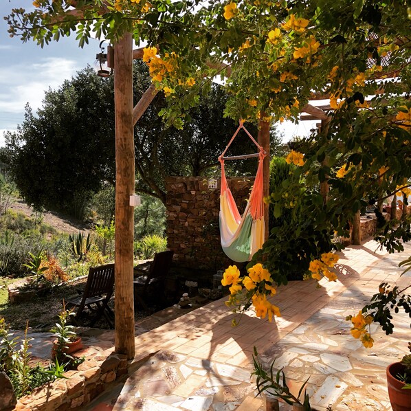 Terrace/patio - Casa do Monte-Cosy Country House, private terrace, swimming pool and tenis table (São Teotónio)