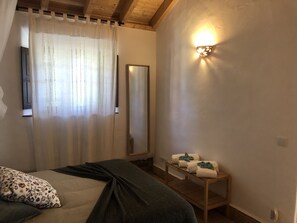 1 bedroom, iron/ironing board, free WiFi, bed sheets - Casa do Monte-Cosy Country House, private terrace, swimming pool and tenis table (São Teotónio)