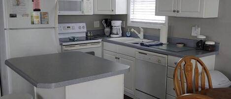 Een magnetron, een vaatwasser, een koffiezetapparaat/waterkoker