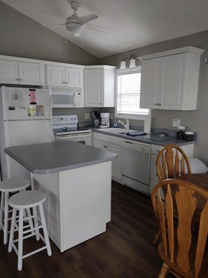 Microwave, dishwasher, coffee/tea maker, cookware/dishes/utensils - We have DISCOUNTED this rental for you!!! Site 5125 (Myrtle Beach)