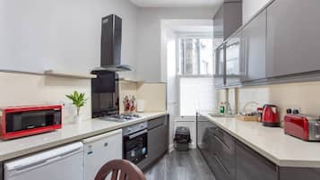 Departamento | Cocina privada | Refrigerador, microondas, horno y parrilla de estufa