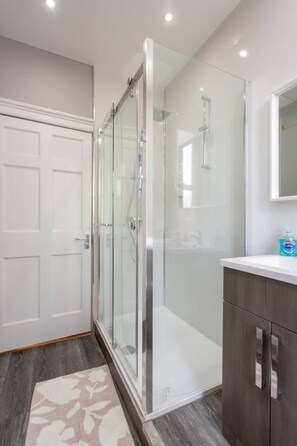 Apartment | Bathroom | Shower, free toiletries, hair dryer, towels - Stunning 2-bed Apartment in Central Edinburgh (Edinburgh)