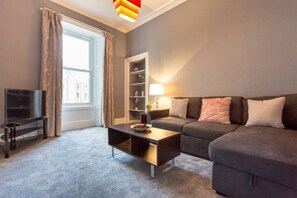 Apartment | Living room | 30-inch TV with satellite channels - Stunning 2-bed Apartment in Central Edinburgh (Edinburgh)