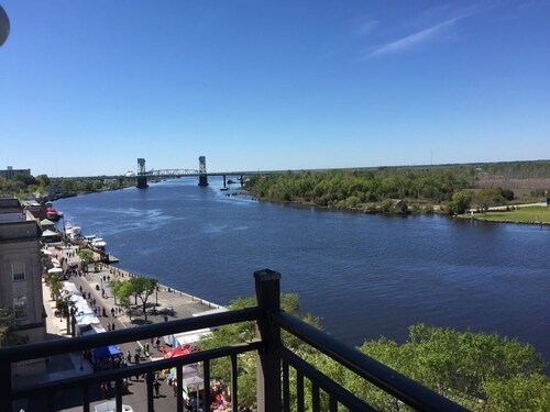 Panoramablick auf den Fluss Downtown Condo W / Balkon