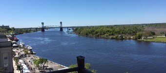 Panoramautsikt over elven med utsikt over elven med balkong