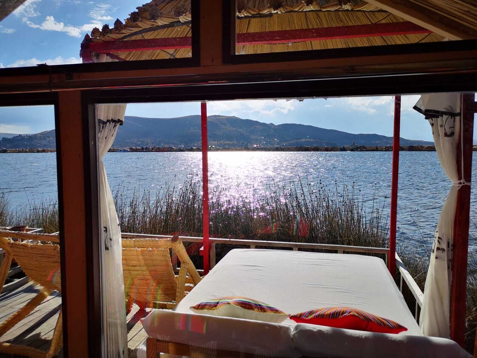 Une chambre avec vue sur un lac et des montagnes.