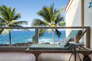 Property grounds - Incredible Absolute Oceanfront Penthouse 🏝️ The Living Room Faces The Ocean! 🐠 KSR 1-305 (Kailua Kona)