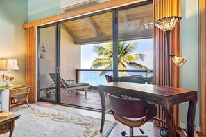 TV, table tennis, books - Incredible Absolute Oceanfront Penthouse 🏝️ The Living Room Faces The Ocean! 🐠 KSR 1-305 (Kailua Kona)