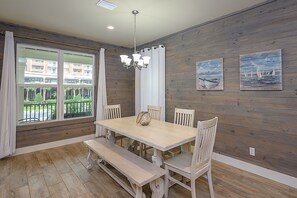 Dining - Perfect Family Beach Vacation~
Perfect for Family and Friends to gather. (Gulf Shores)
