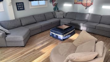 Smart TV, chimenea y videoteca