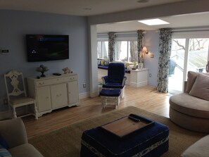 Smart TV, caminetto, videoteca