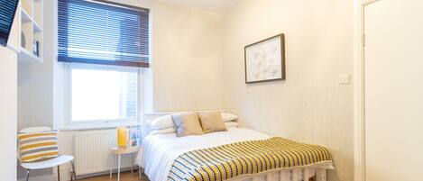 Iron/ironing board, WiFi, bed sheets