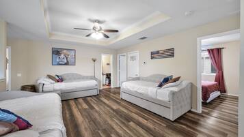 4 Schlafzimmer, Schreibtisch, Bügeleisen/Bügelbrett, Reisekinderbett