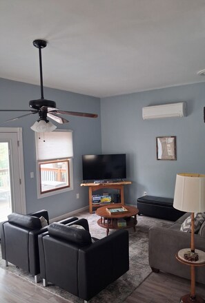 Smart TV - Chandler's Charm - Your Little Piece of Heaven!  Dog Friendly - With Fee (Traverse City)
