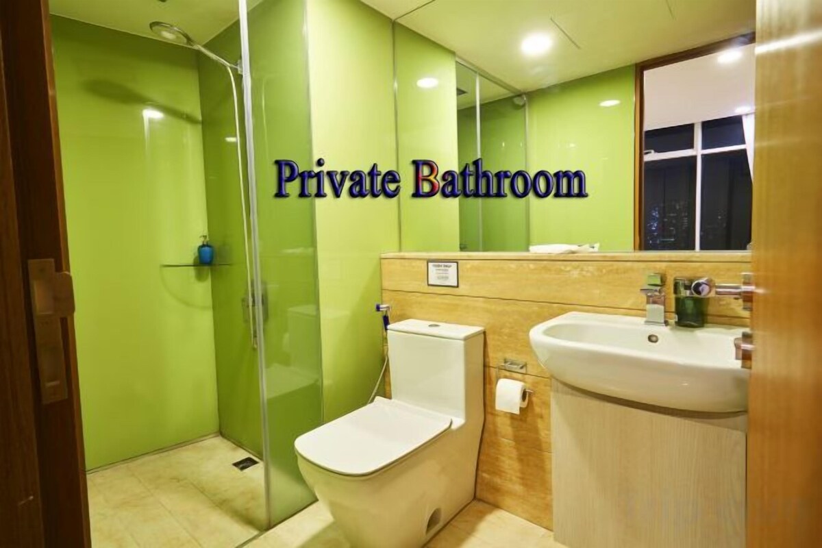 Shower, rainfall showerhead, free toiletries, hair dryer