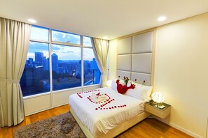 Laptop workspace, iron/ironing board, bed sheets - Luxe Suites at Vortex KLCC (Kuala Lumpur)