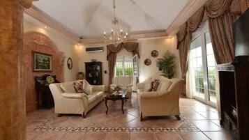 Télévision, lecteur de DVD, table de tennis de table