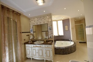 Duschwanne, Whirlpool, Haartrockner, Bidet