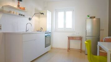 KĂŒhlschrank, Ofen, Herdplatte, Wasserkocher mit Kaffee-/Teezubehör