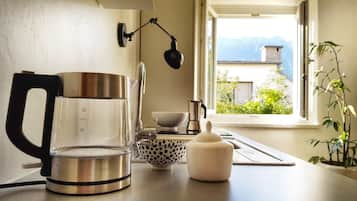 KĂŒhlschrank, Ofen, Herdplatte, Wasserkocher mit Kaffee-/Teezubehör