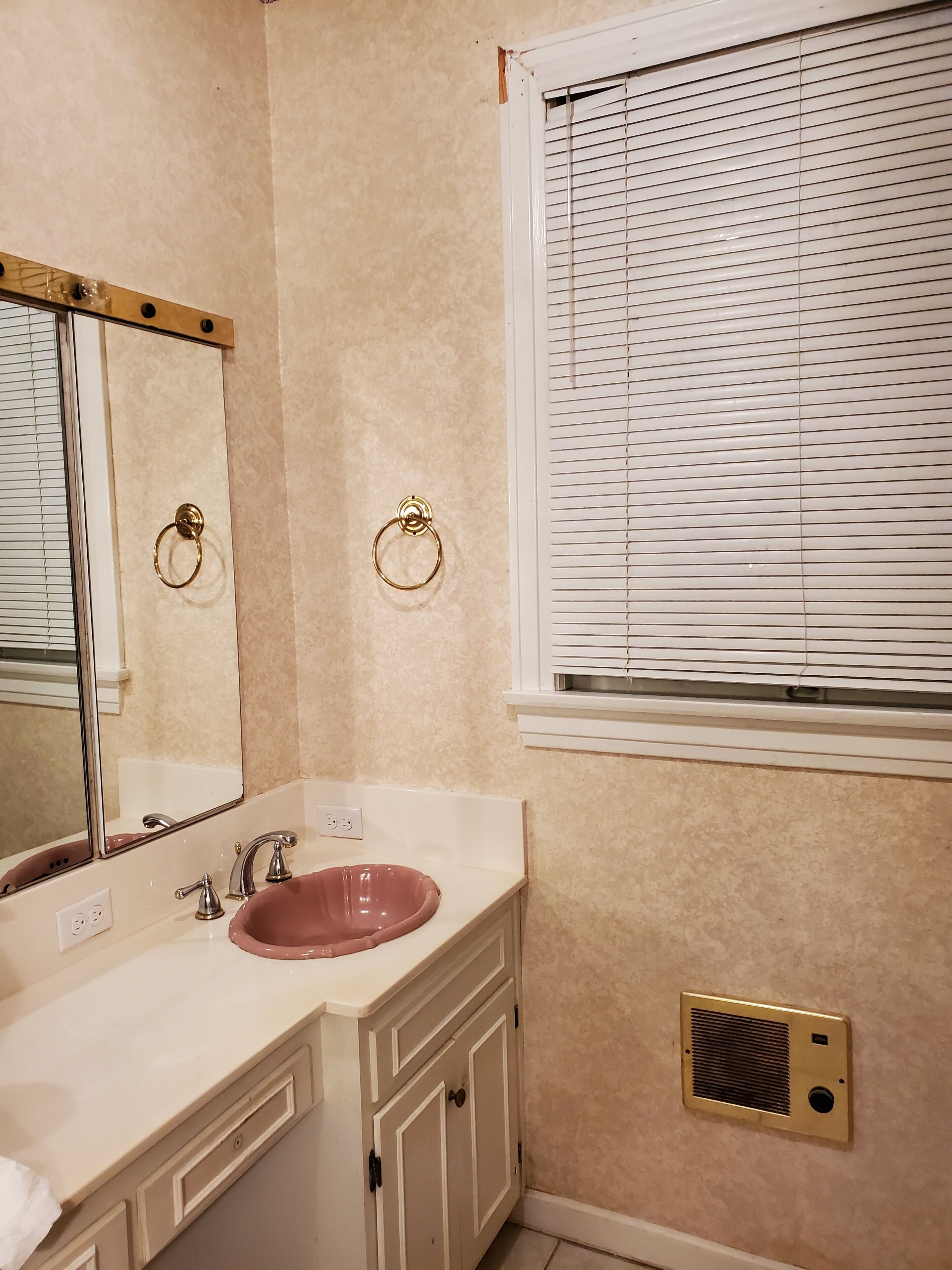 Combined shower/bathtub, hair dryer, towels, soap