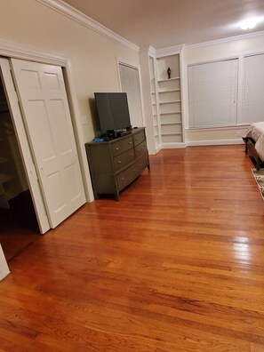 4 bedrooms, desk, iron/ironing board, free WiFi - Ida's Oasis  near JRMC Hospital ,  Pine Bluff Country Club & Restaurants . (Pine Bluff)