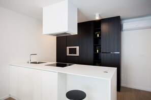 Deluxe-Apartment (Black) | Eigene Küche | Großer Kühlschrank, Mikrowelle, Herdplatte