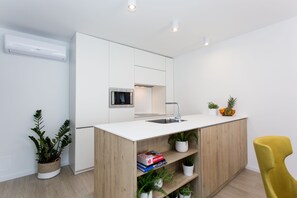 Comfort appartement (Yellow) | Privékeuken | Een koelkast/vriezer, een magnetron, een kookplaat