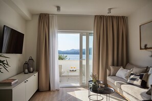 Appartement, 2 slaapkamers | Woonkamer | Een 109-cm flatscreentelevisie met kabelzenders en een televisie