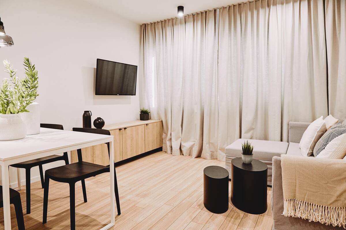 Appartement, uitzicht op zee | Woonruimte | Een 109-cm flatscreentelevisie met kabelzenders en een televisie