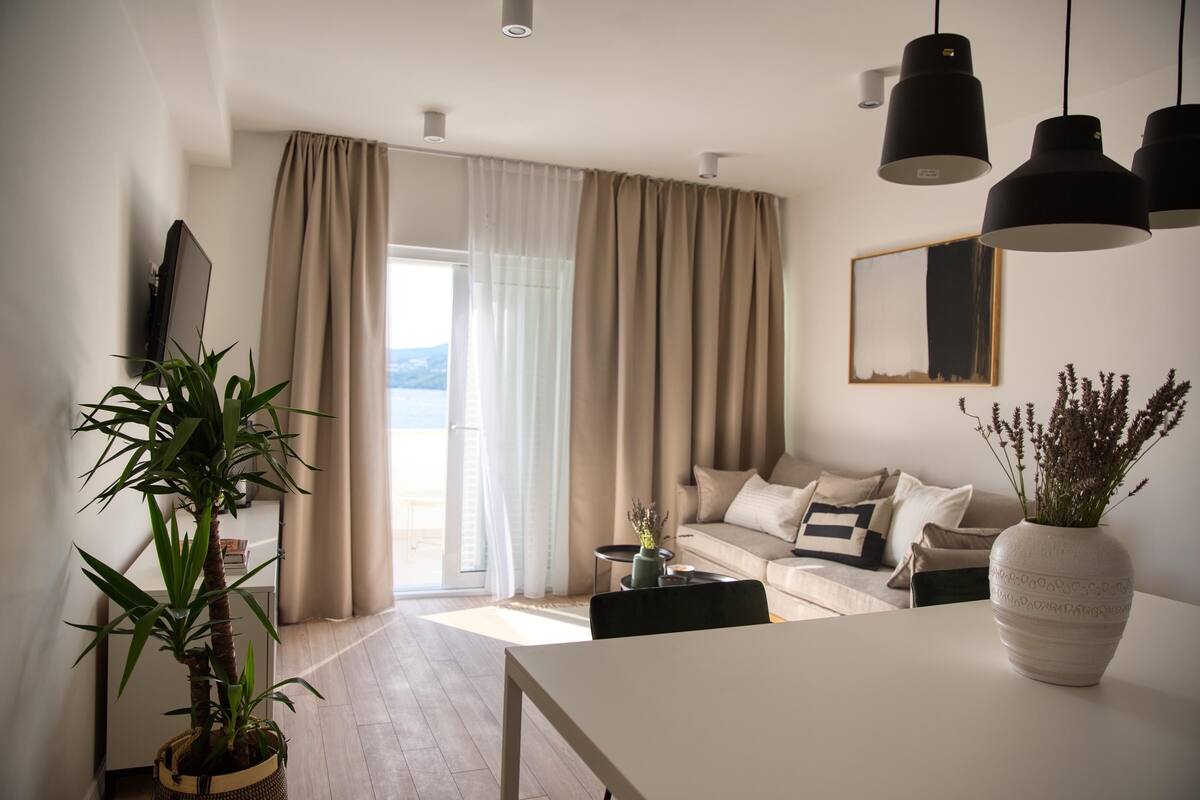 Appartement, 2 slaapkamers | Woonruimte | Een 109-cm flatscreentelevisie met kabelzenders en een televisie